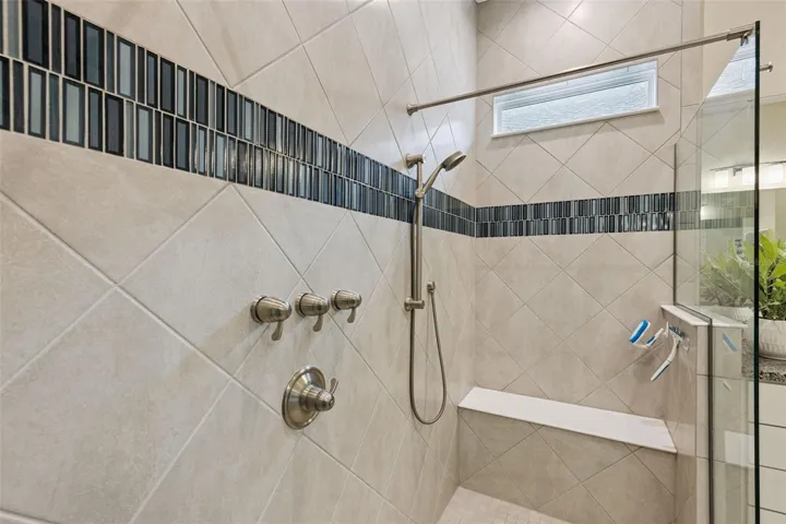 Primary en-suite bathroom