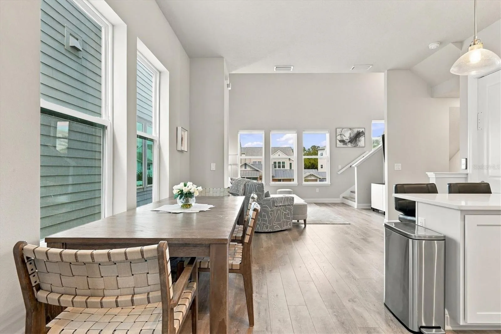 Dining Area w/EXPANDABLE TABLE