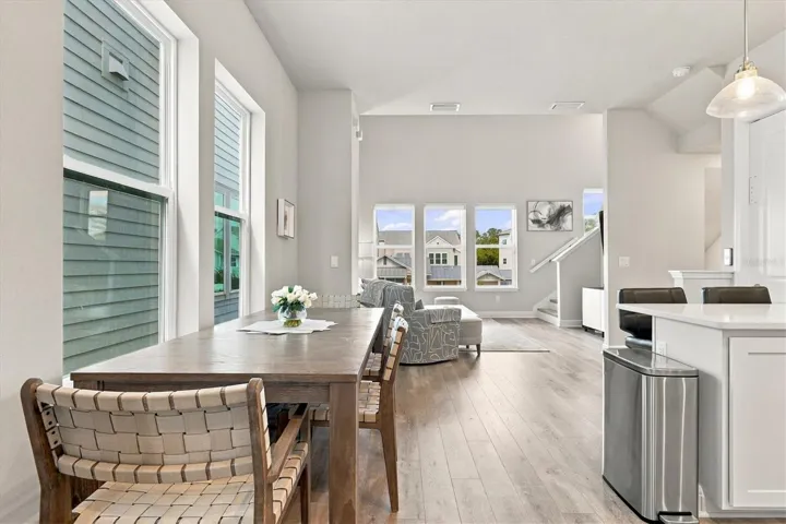 Dining Area w/EXPANDABLE TABLE