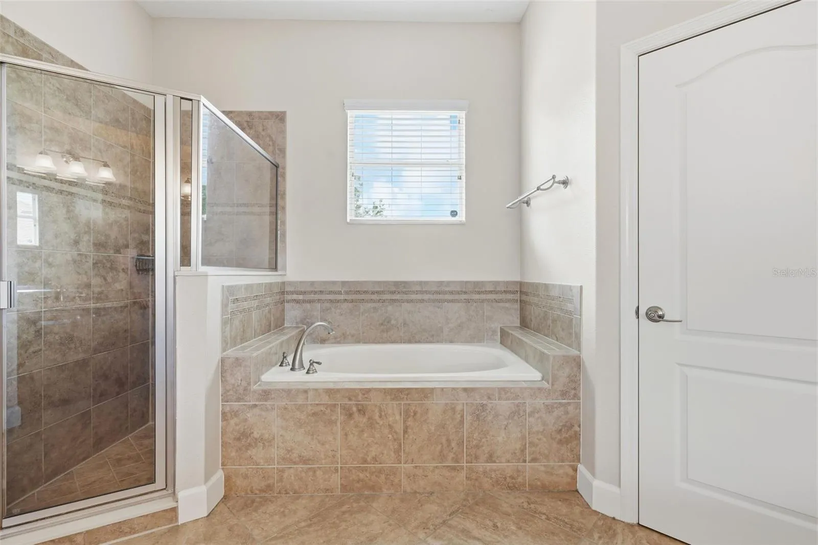 Primary en suite shower/tub