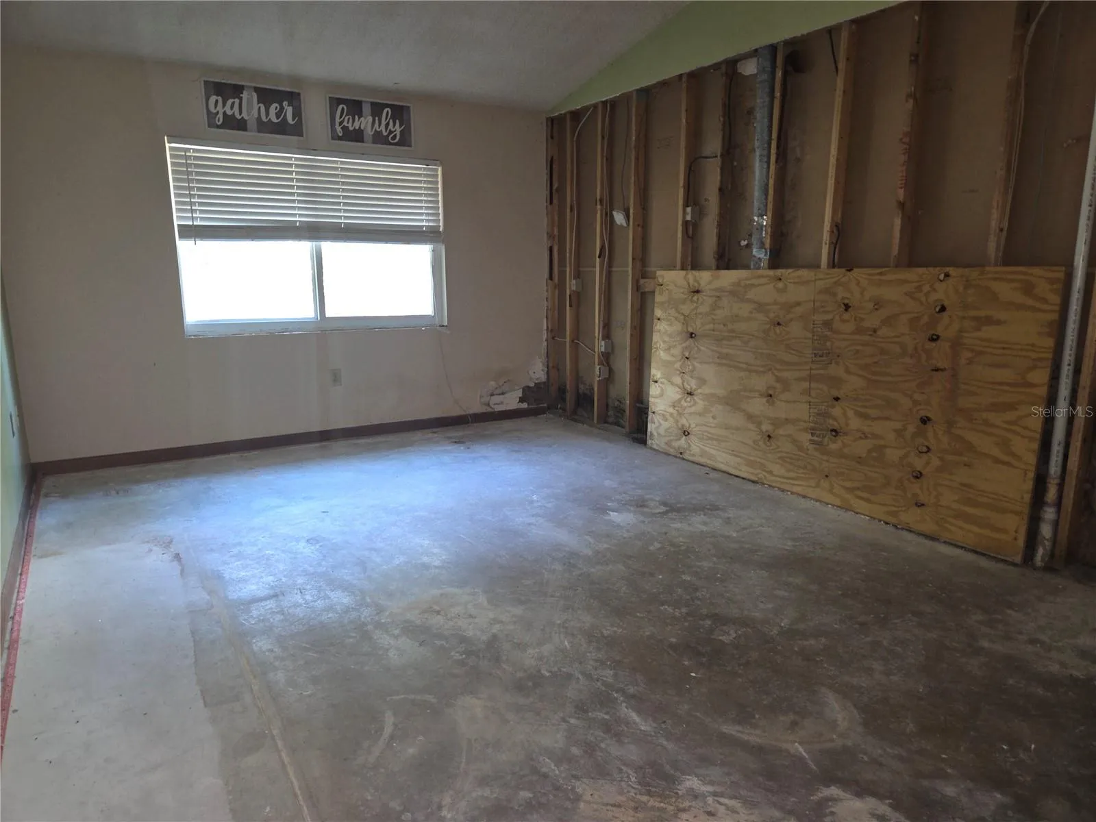 Dining/Bonus Room