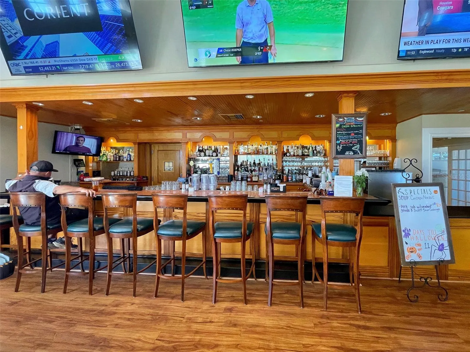 Full Service Bar inside the Clubhouse and several dining choices!