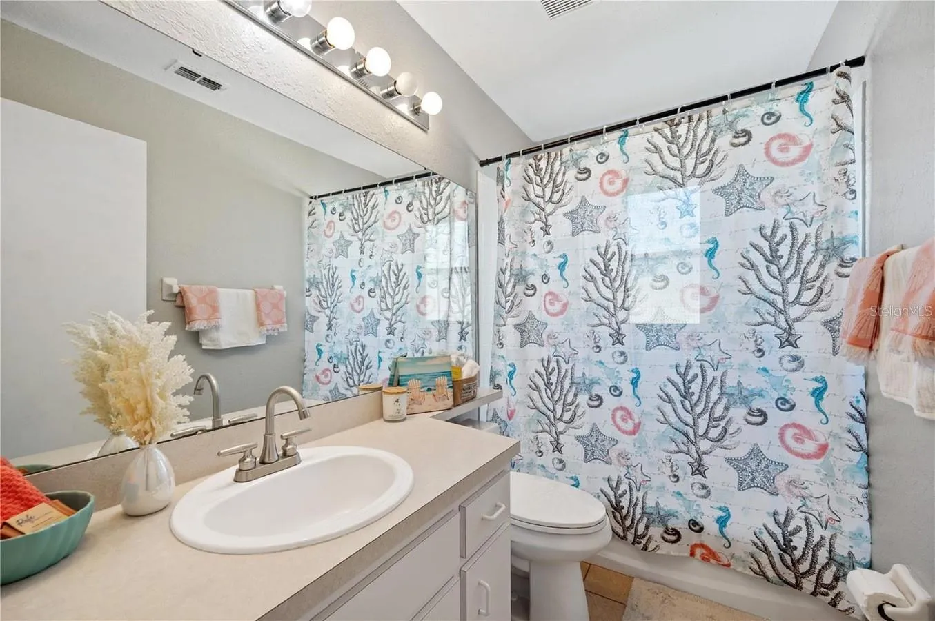 Hallway bathroom in between the two spare bedrooms.