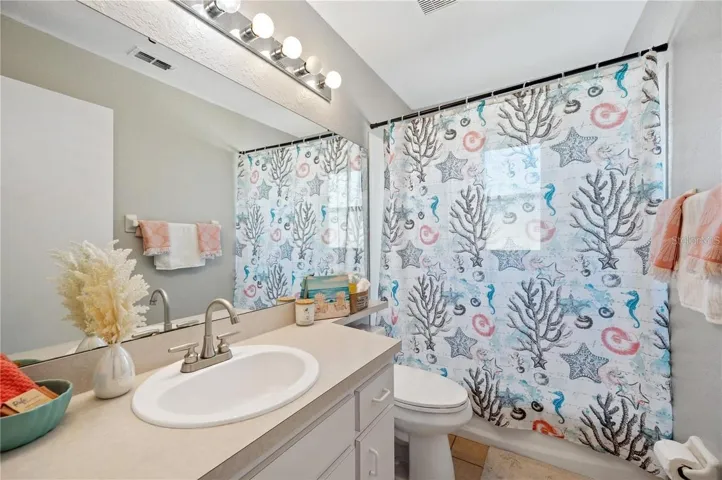 Hallway bathroom in between the two spare bedrooms.