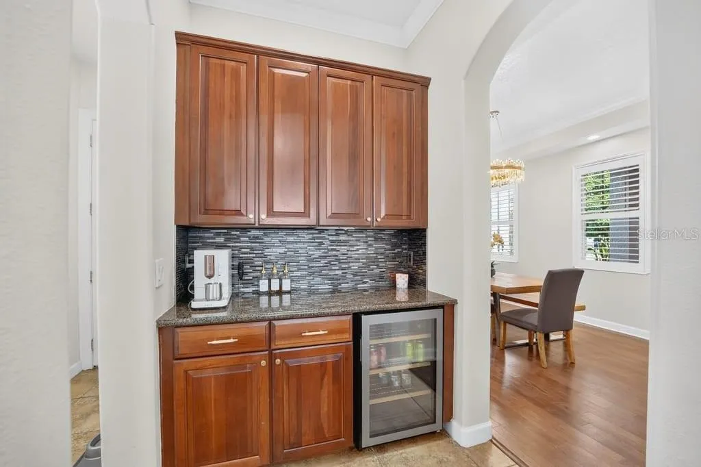 Butler pantry with beveragecooler