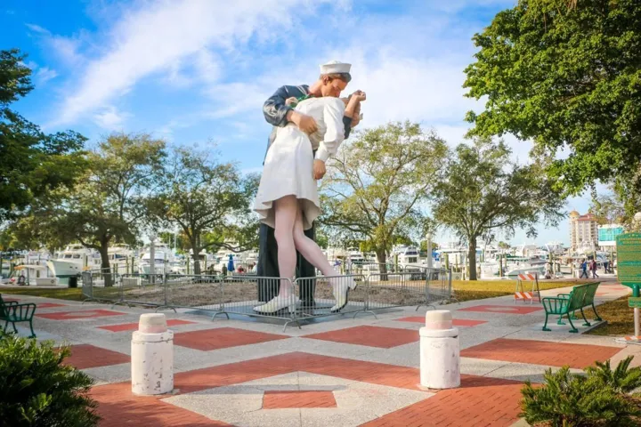 Sailor kissing a Nurse statue: “Unconditional Surrender"
