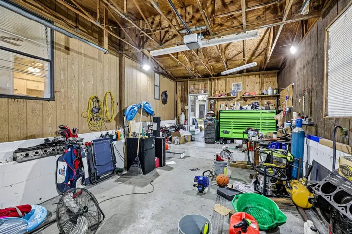garage/workshop with A/C