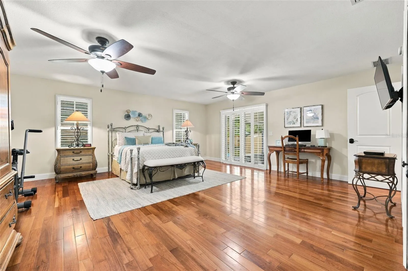 Primary bedroom with doors out to lanai