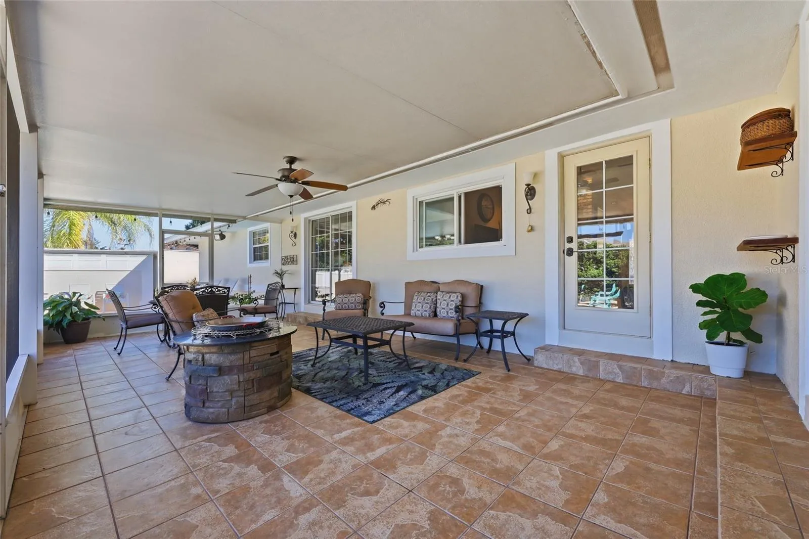 Large tiled &amp; screened in lanai