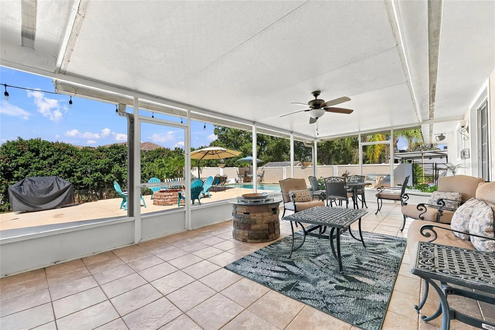 Large tiled &amp; screened in lanai