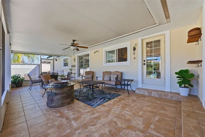 Large tiled &amp; screened in lanai
