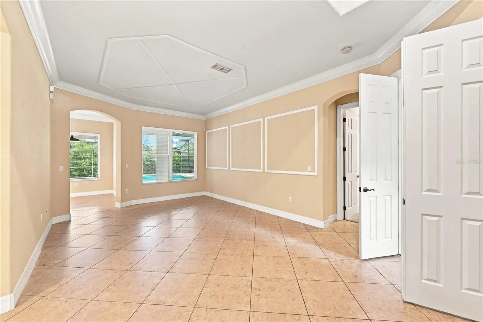 Living Room / Entrance