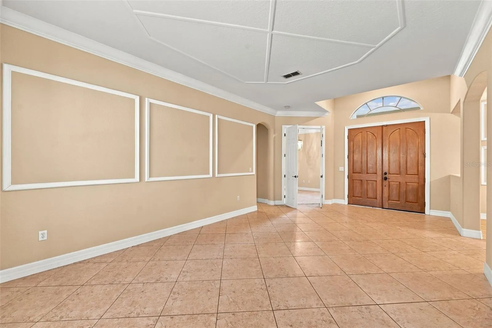 Living Room / Entrance