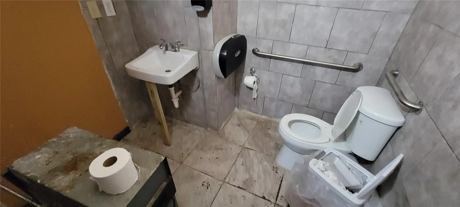 Unit 504 - Bathroom