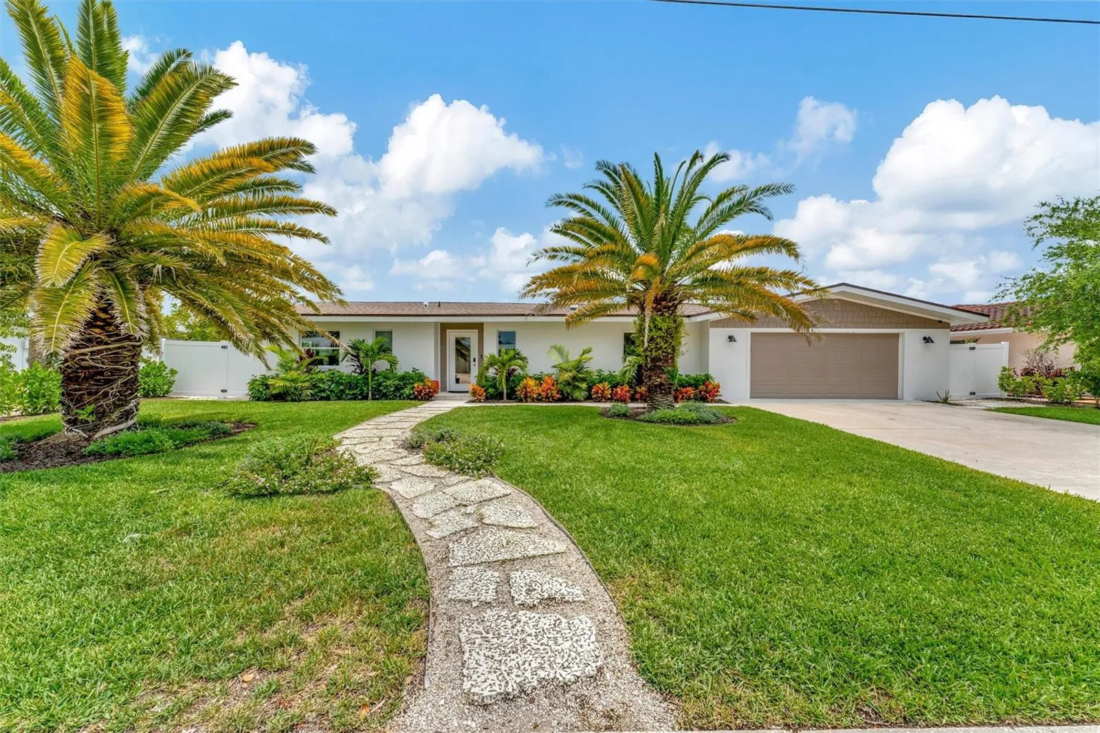 Less than 3 miles to Anna Maria Island’s beautiful beaches.