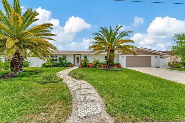 Less than 3 miles to Anna Maria Island’s beautiful beaches.