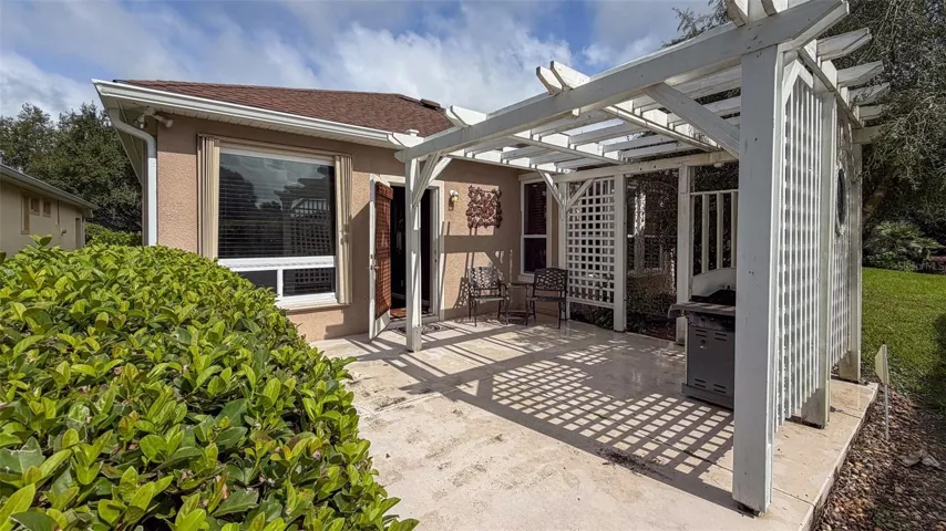 Back patio w Pergola