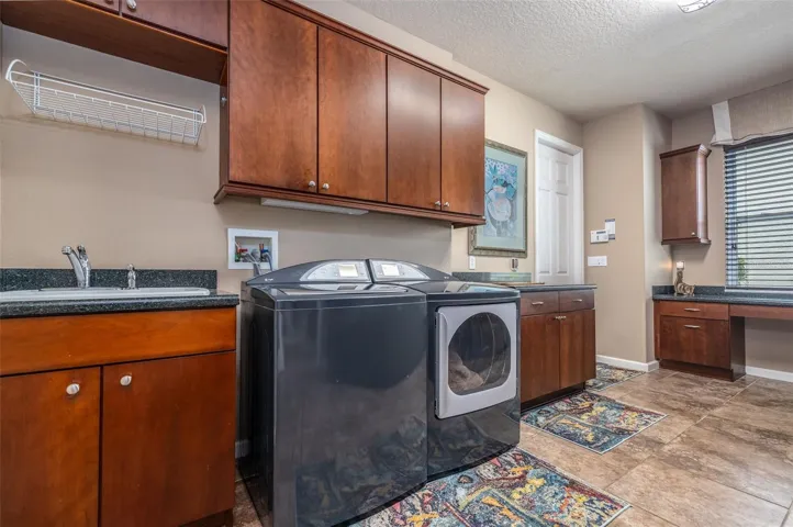 Laundry Room w built-in Desk