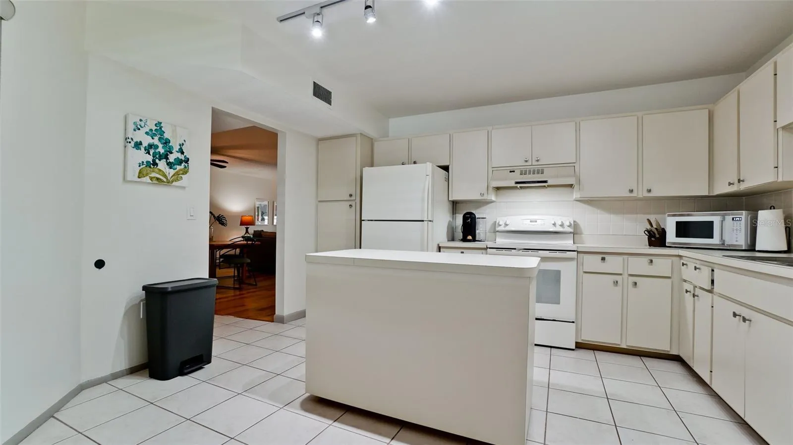 Prep island in the middle of the kitchen