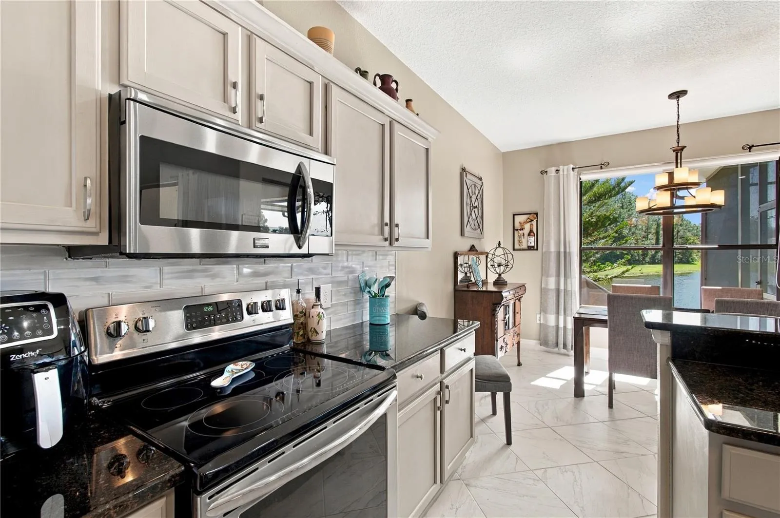 GLASS SUBWAY TILE BACKSPLASH