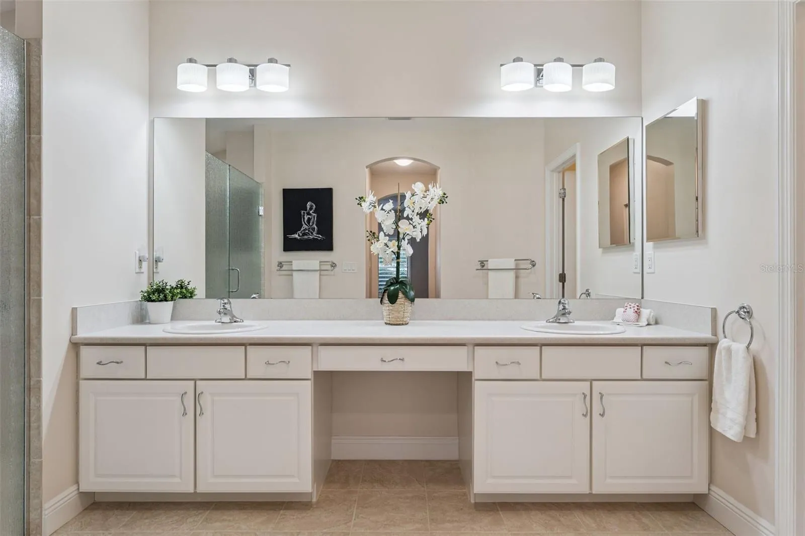 14'6" x 7'6" Primary Bathroom w/ dual sinks &amp; a large glass enclosed walk-in shower