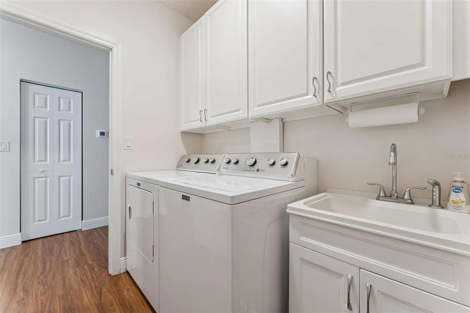 6' x 7' Utility Room w/ washer, dryer, laundry tub &amp; storage cabinets
