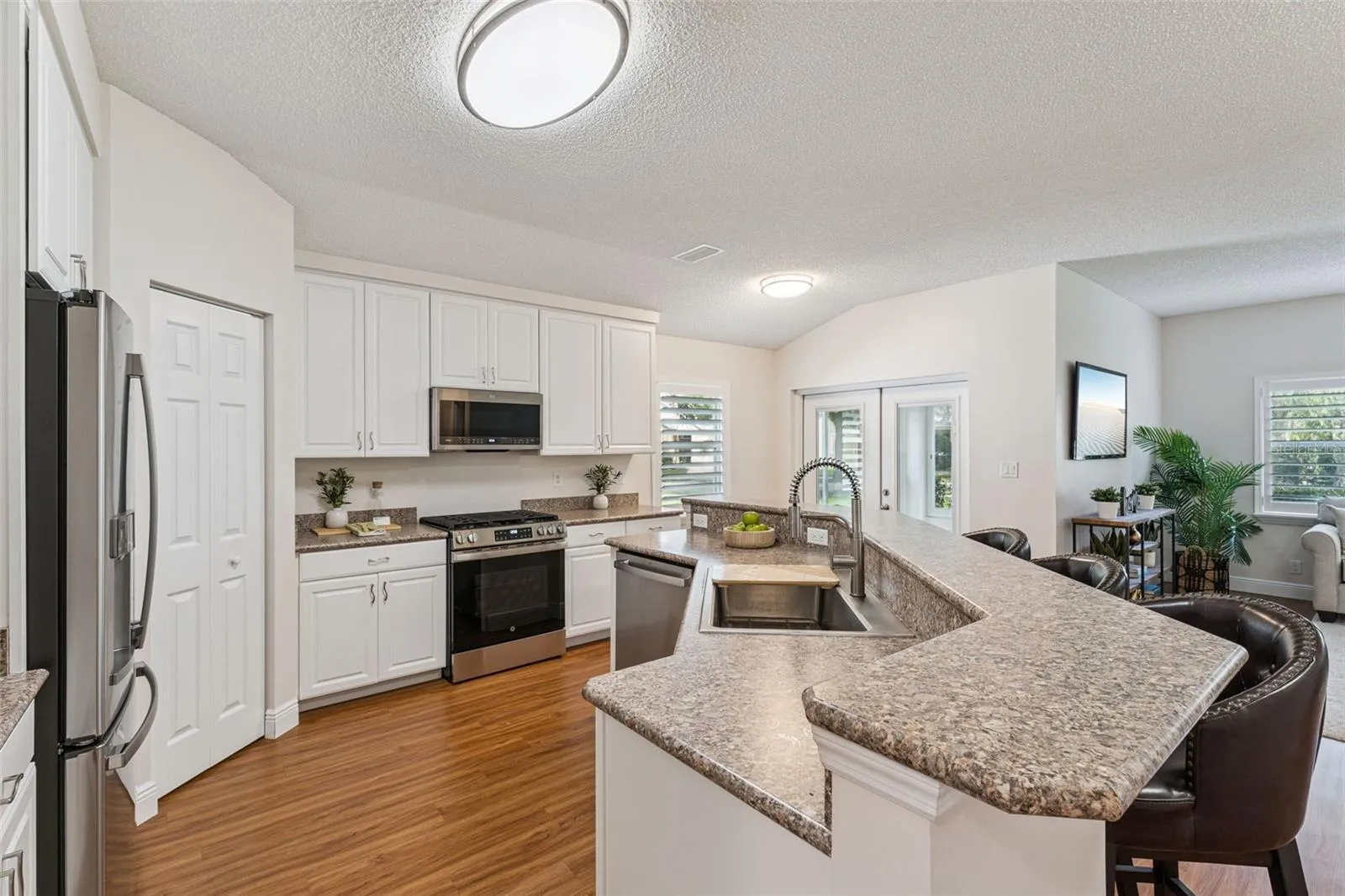 13'6" x 12' Kitchen w/ 42" "soft close" cabinets, laminate countertop, large single basin sink &amp; stainless steel appliances
