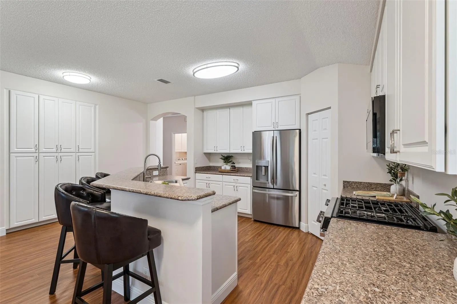 Kitchen w/ a breakfast bar, 42" "soft close" cabinets &amp; stainless steel appliances