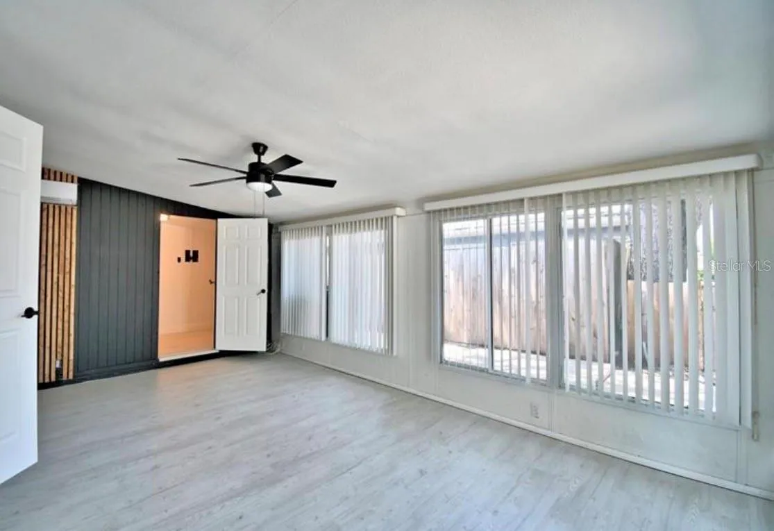 4th Bedroom / Bonus Room w Closet and Laundry Room