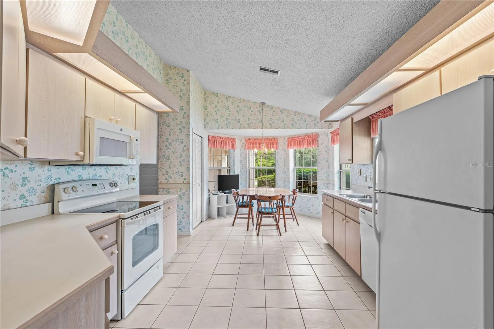 Large Kitchen with Breakfast Nook