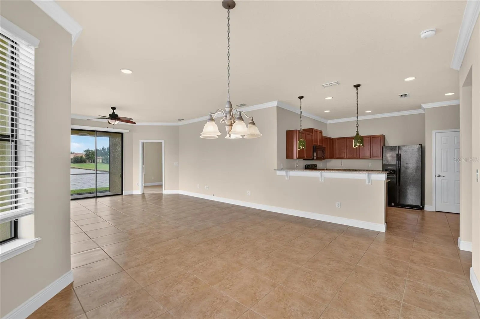 Dinning Room and breakfast bar