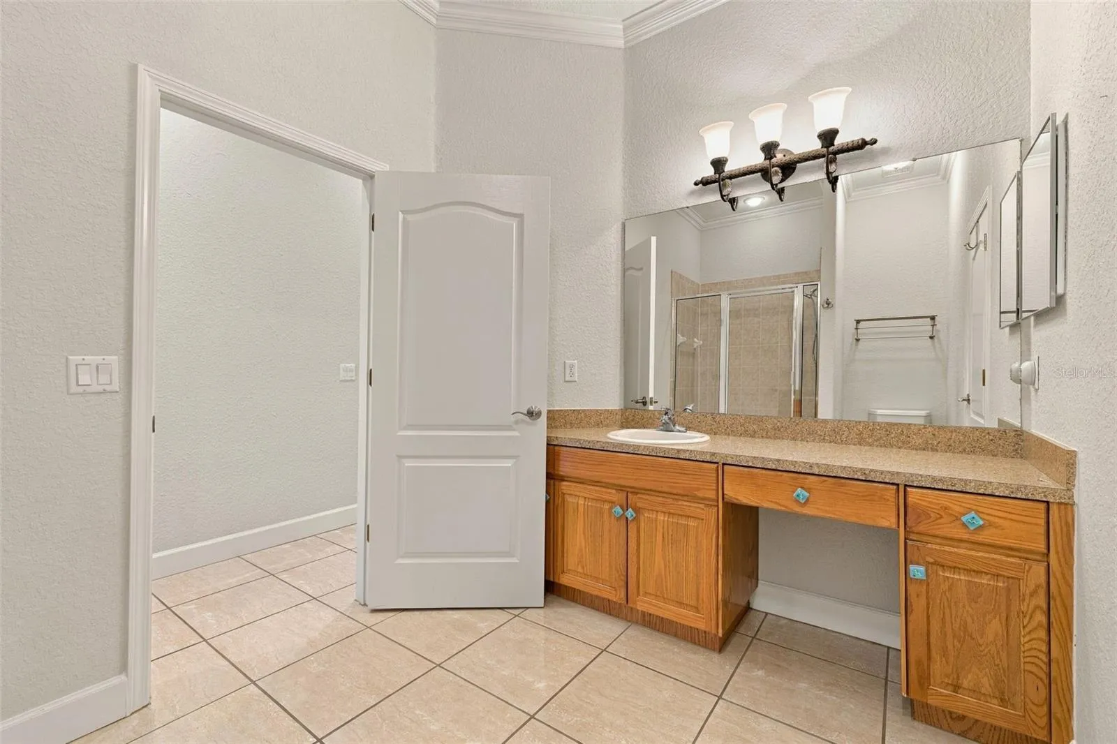 Bathroom 3 Full Bath with Enty off of Hallway for Guests!
