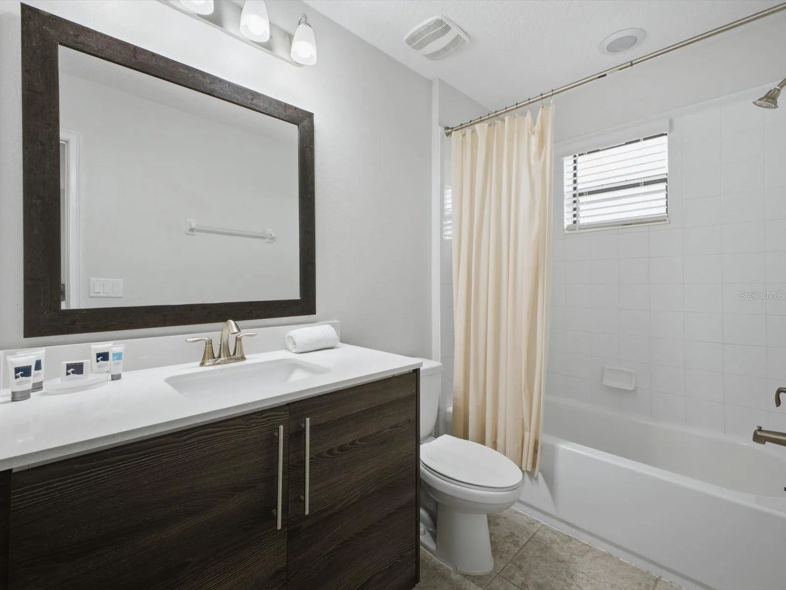 Upstairs ensuite bathroom 5