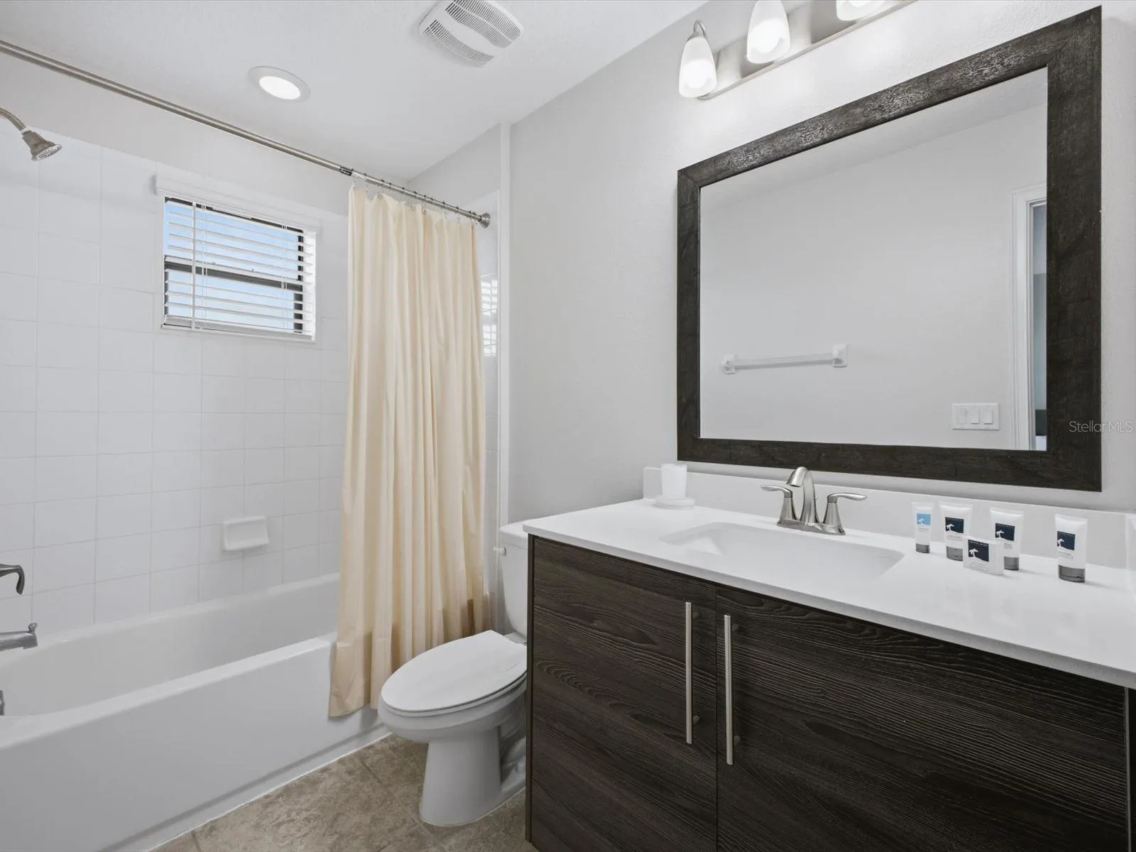 Upstairs ensuite bathroom 6
