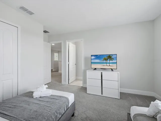 Upstairs ensuite bedroom 5