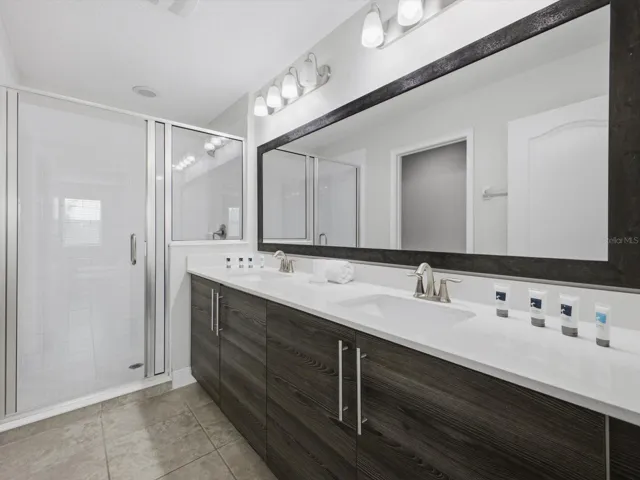 Upstairs ensuite bathroom 4