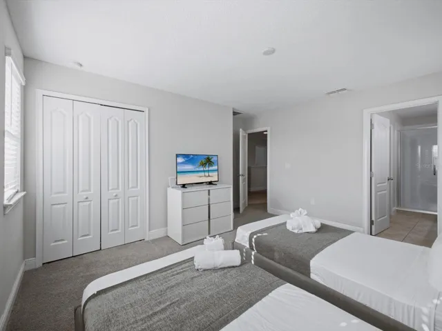 Upstairs ensuite bedroom 4