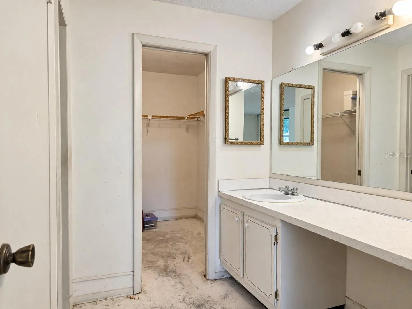 ensuite bathroom 2 inside lakeside bedroom 2