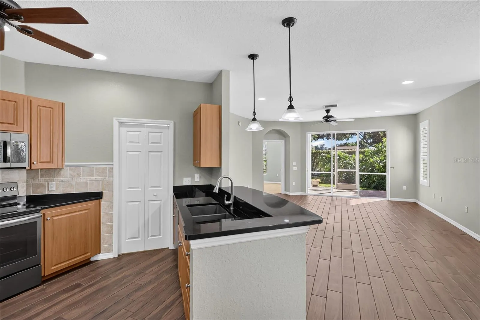 KITCHEN WITH BAR AREA