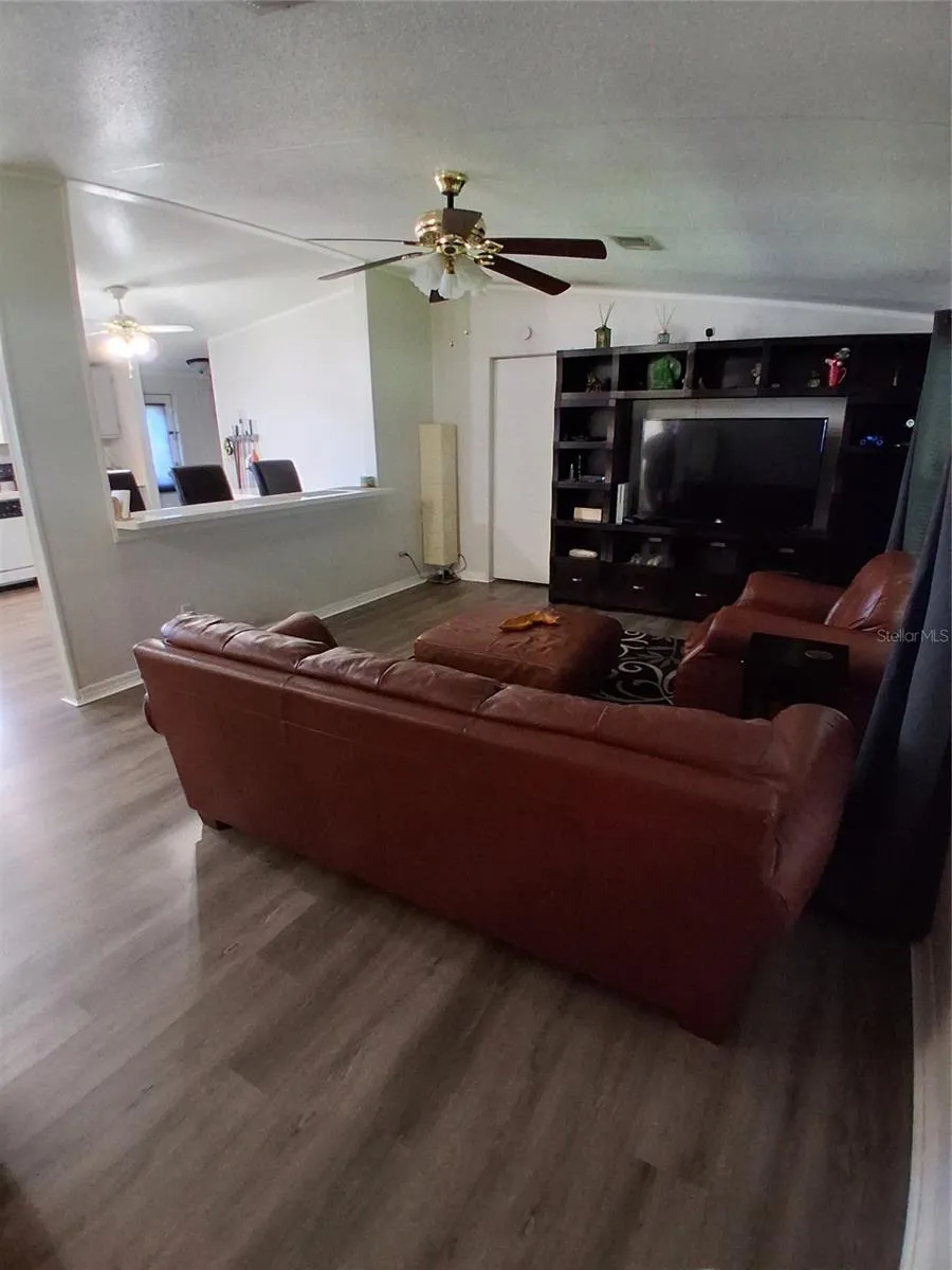 Location of the kitchen to the living room is so convenient.