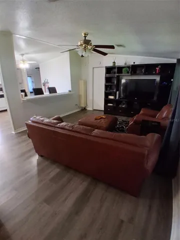 Location of the kitchen to the living room is so convenient.