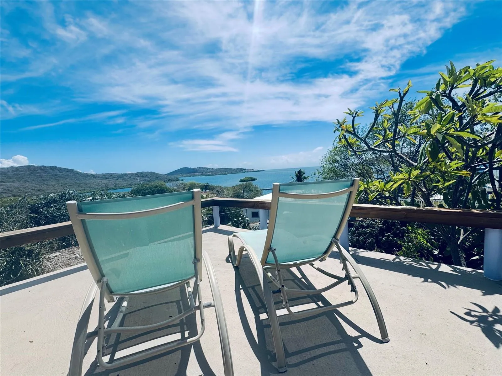 Sun or shade on the enormous patio, hammock or yoga mat.