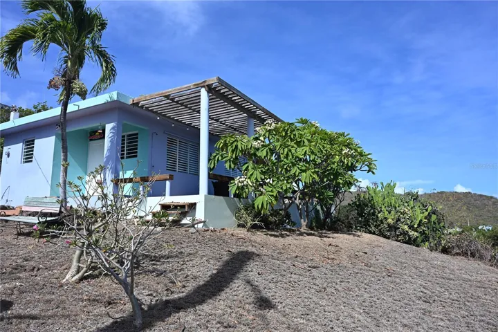 Come see this charming tropical simplicity dwelling!