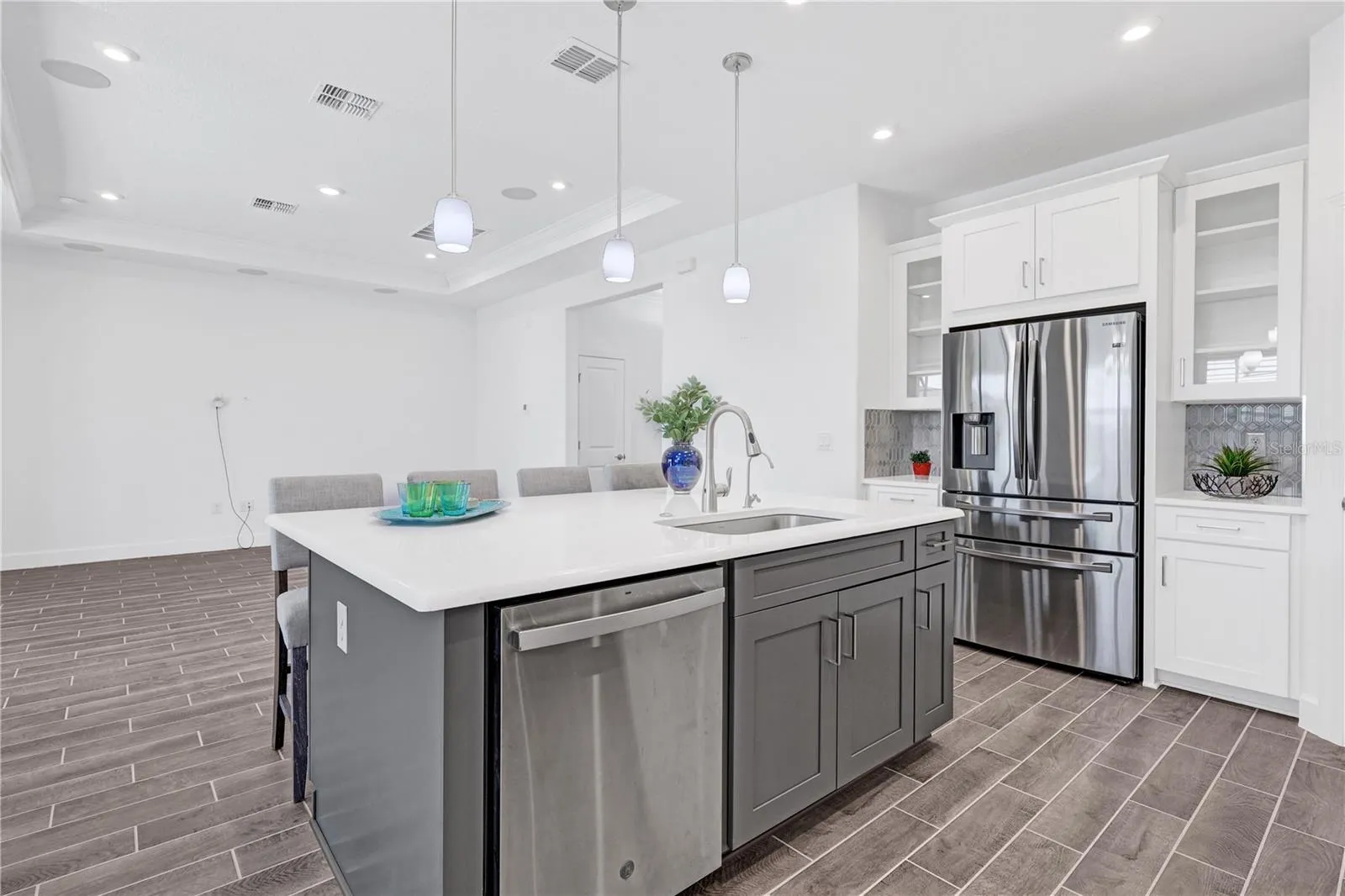 KITCHEN ISLAND