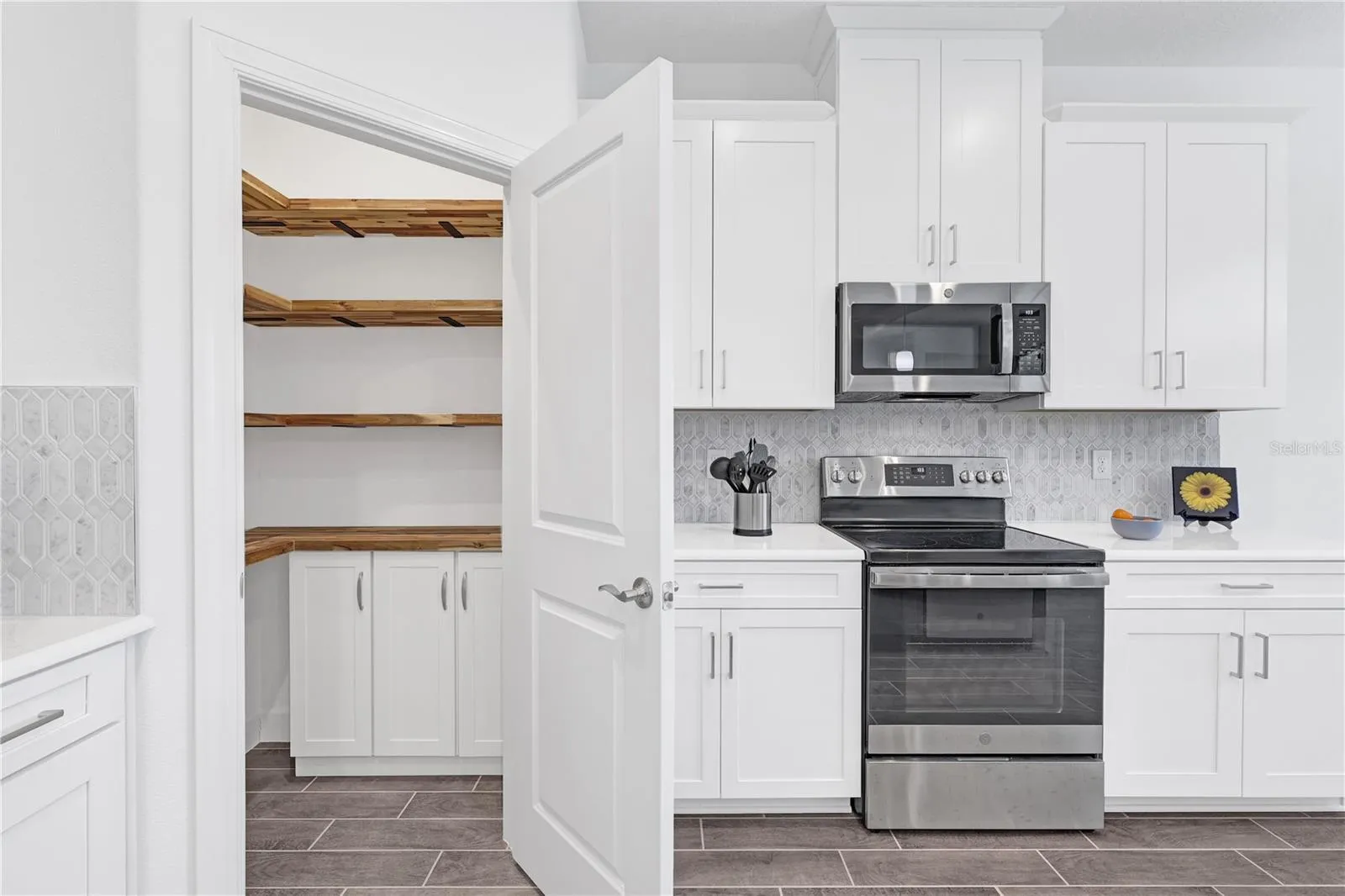 CUSTOM WALK-IN PANTRY