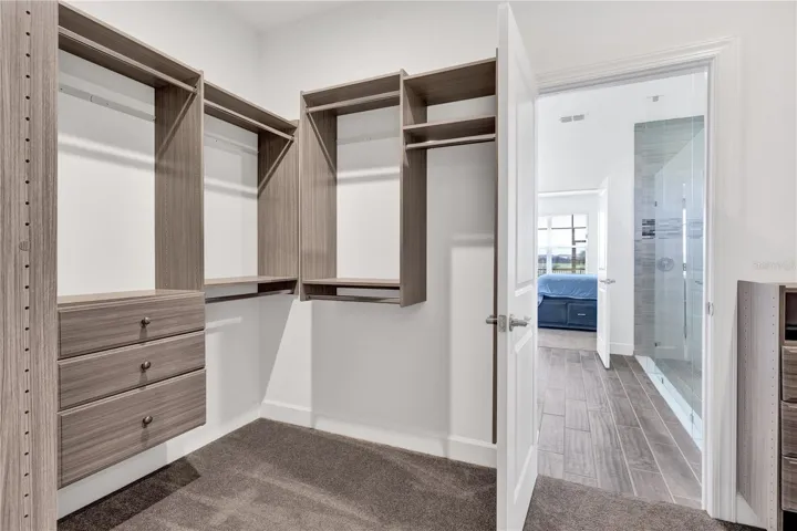 CUSTOM WALK-IN CLOSET