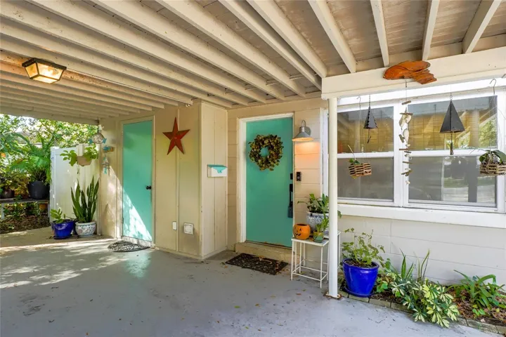A cheerful entrance welcomes you home.