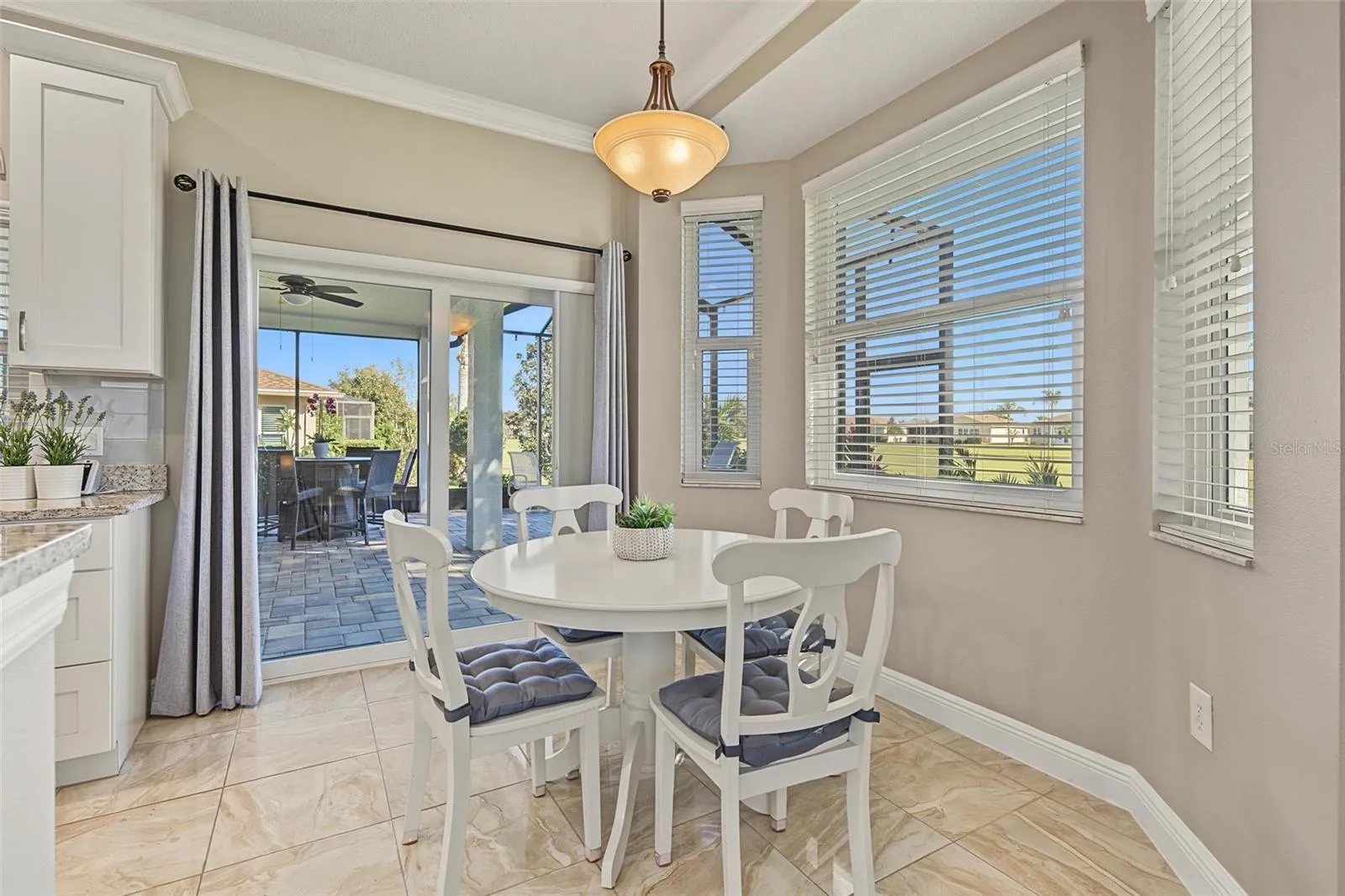 Direct access to the lanai