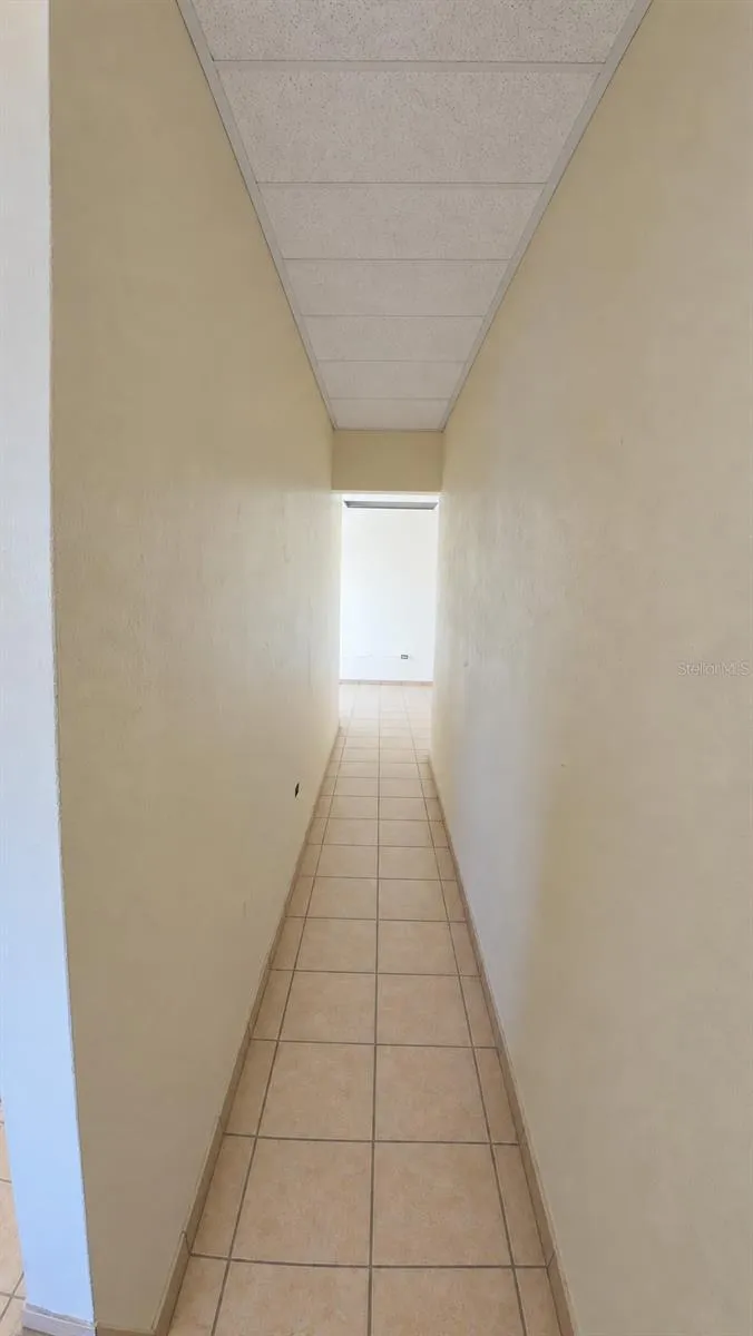 Pasillo llevadero a tercera oficina.