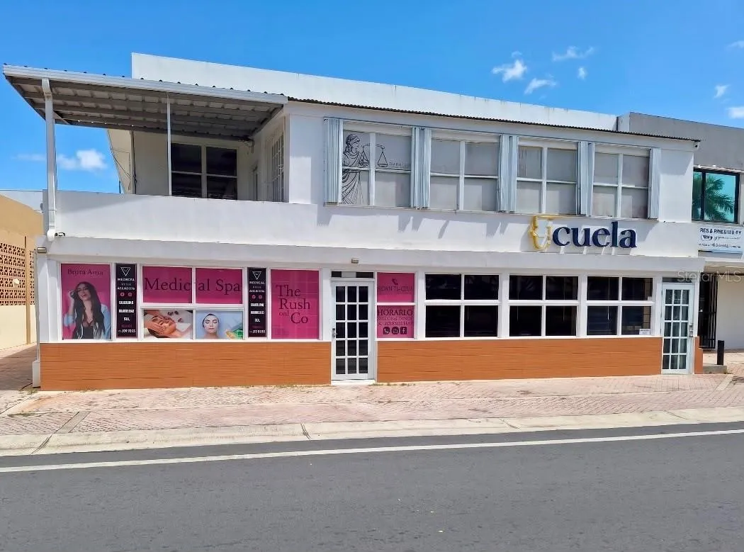Fachada frontal completa desde Calle Carazo